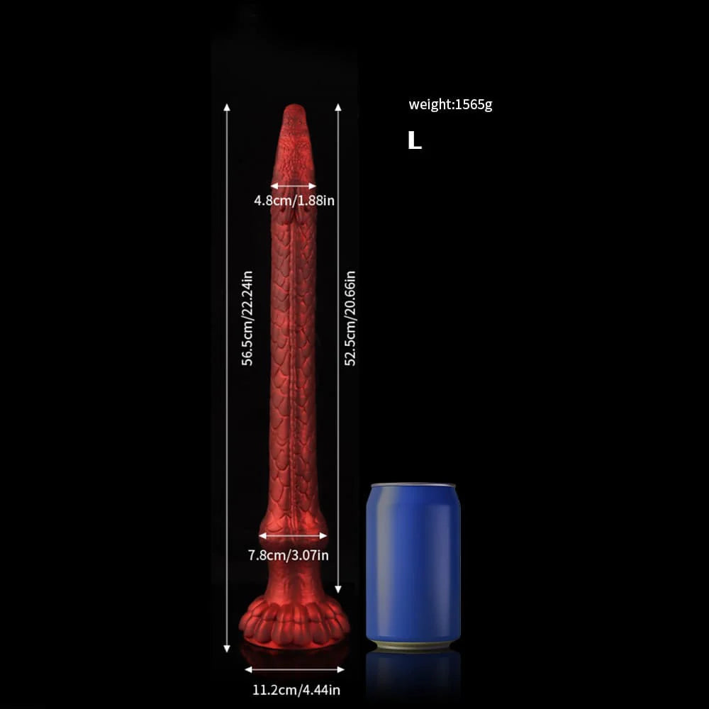 Dimension and 1565g weight chart for the Large (L) size dragon tail fantasy dildo, side-by-side with a 330ml blue soda can for visual scale.